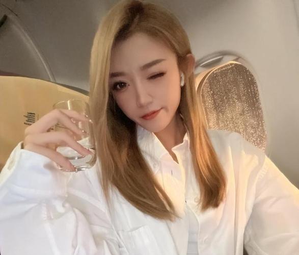 快手网红八卦头条微博_网红八卦头条小伊伊-_八卦头条快手