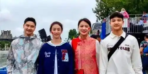 娱乐圈感人爱情故事_明星夫妻爱情故事_娱乐圈夫妻有哪些照片