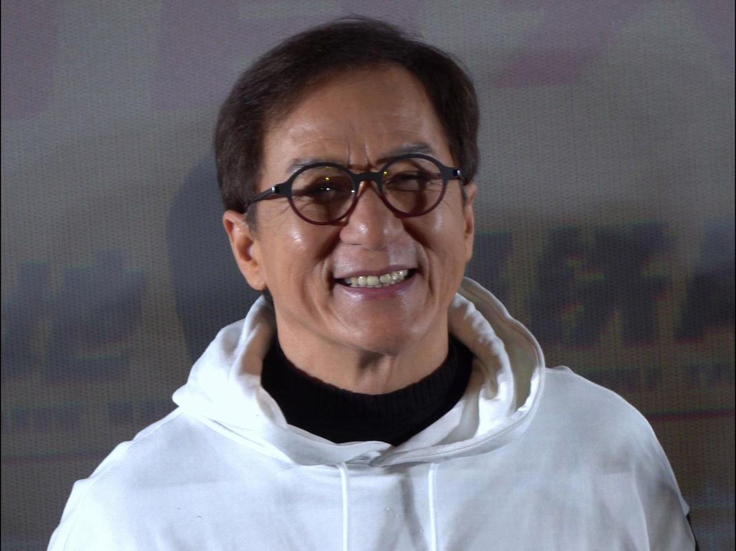 成龙72岁，娱乐圈的真相是什么？