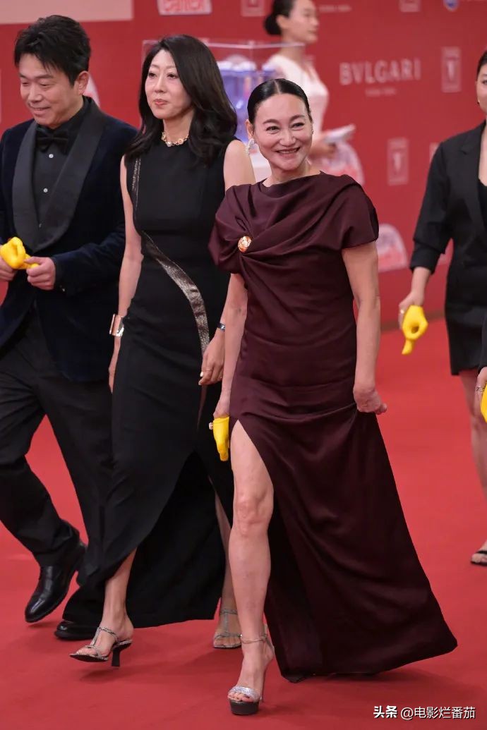 红毯造型分析_明星时尚穿搭评价_晚装女明星