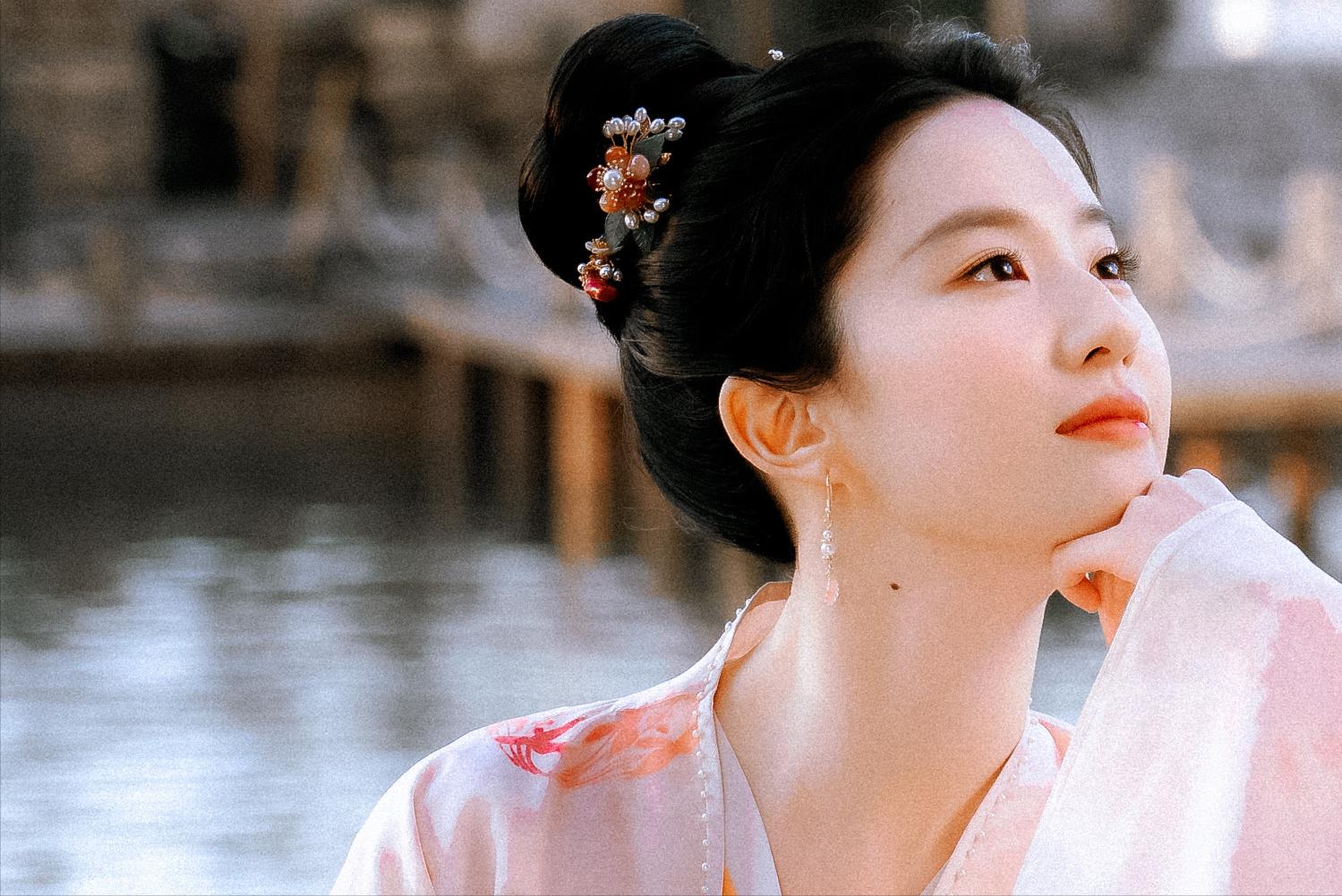 刘亦菲辣妹穿搭被骂辣眼睛_刘亦菲LV内衣造型争议_华语女明星内衣